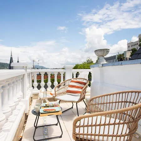 Far Out * Σαν Σεμπαστιάν