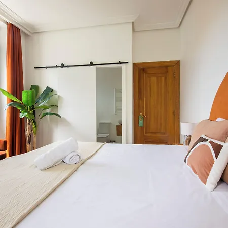 Far Out * Σαν Σεμπαστιάν