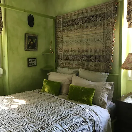 Far Out * Σαν Σεμπαστιάν