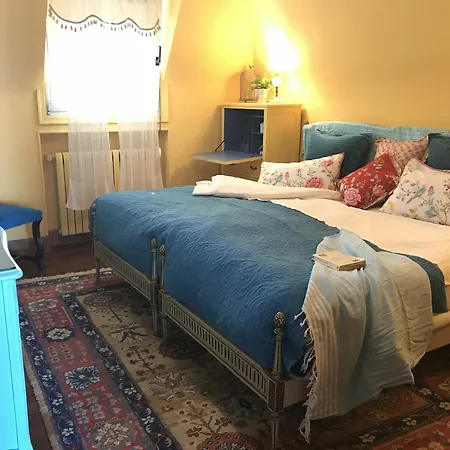 Far Out * Σαν Σεμπαστιάν