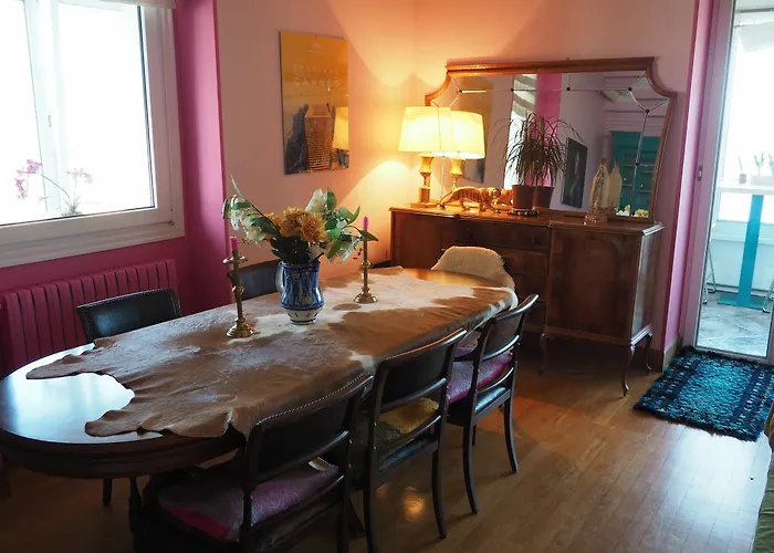 Far Out 홈스테이